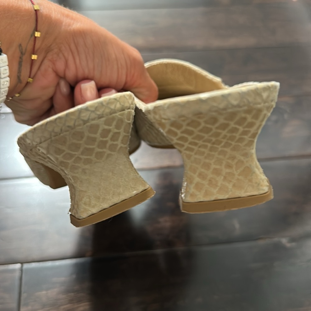 Stuart Weitzman snake skin slip on kitten heel size 37 - Picture 3 of 5